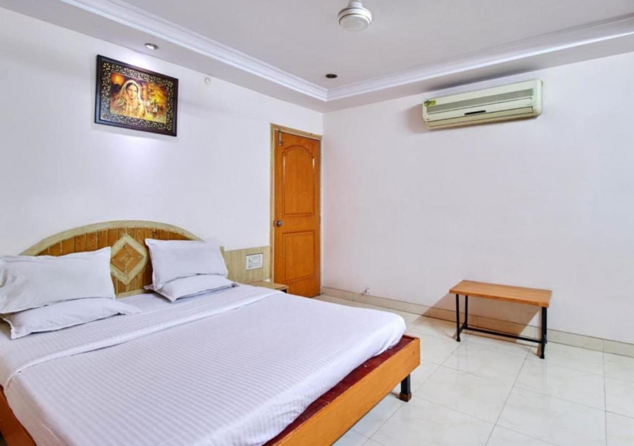 Hotel Wayfare Shirdi Exteriör bild