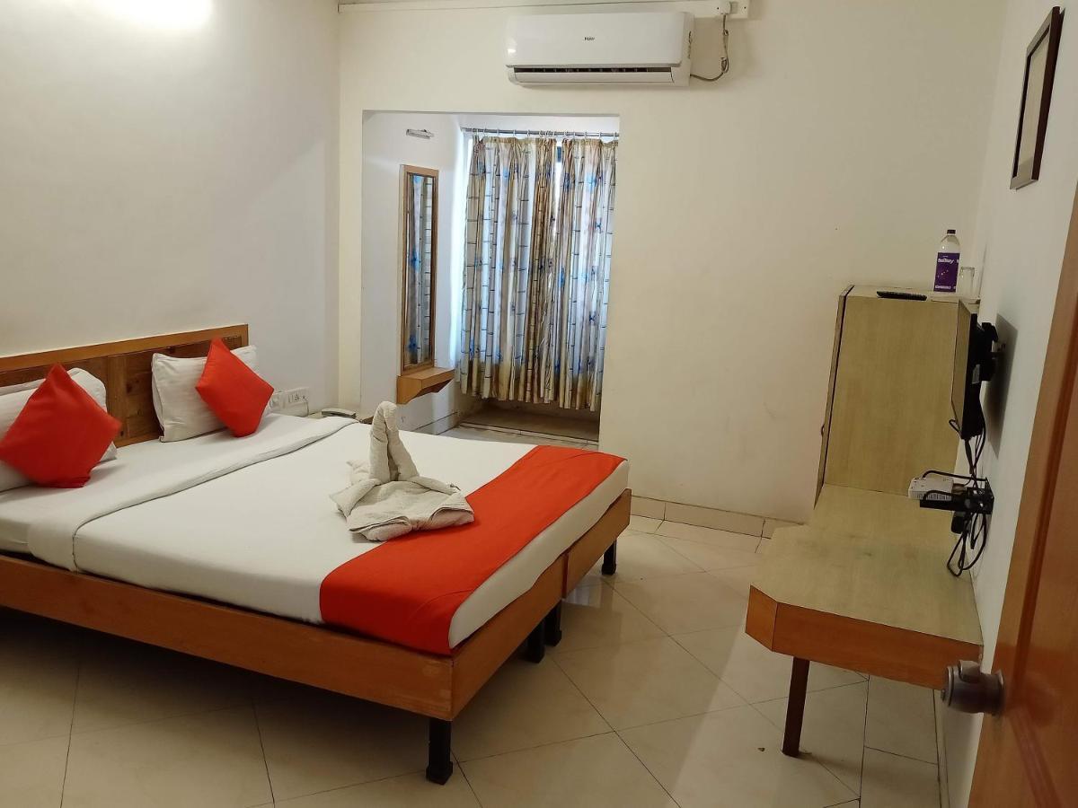Hotel Wayfare Shirdi Exteriör bild