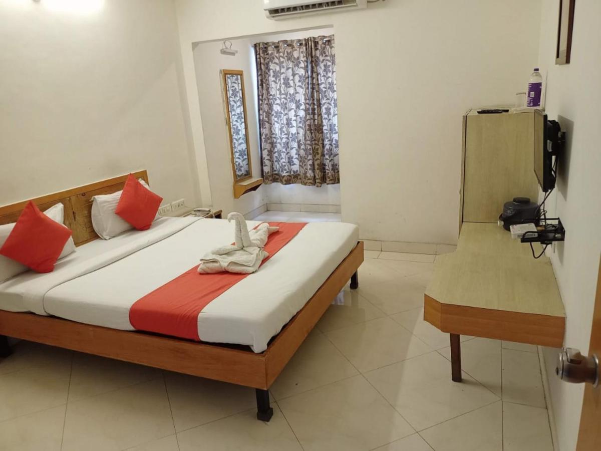 Hotel Wayfare Shirdi Exteriör bild