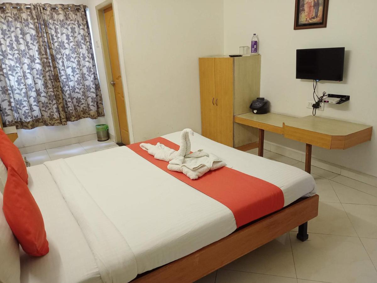 Hotel Wayfare Shirdi Exteriör bild