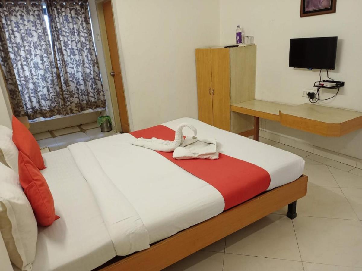 Hotel Wayfare Shirdi Exteriör bild